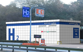 도로변에 설치된 수소충전소 외벽에 H2 표시와 함께 LX 한국국토정보공사 로고가 보이는 모습